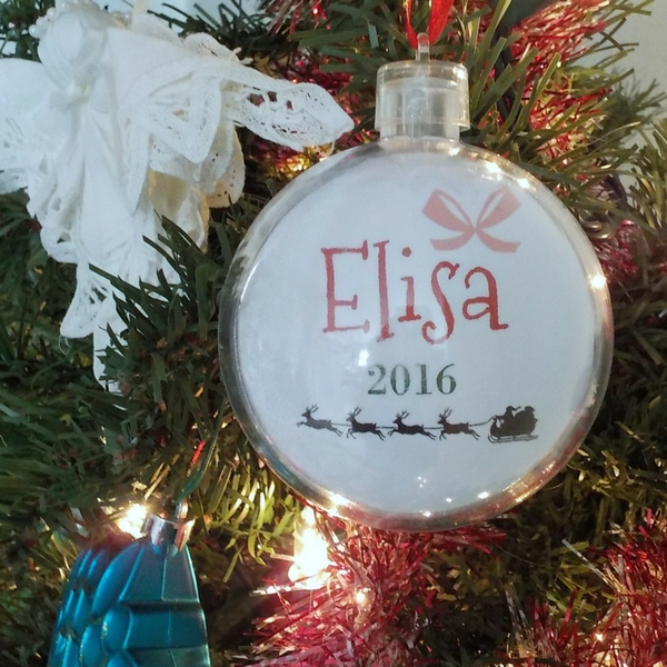 Photo ornaments are a fun gift to give to grandparents or even to make for your own tree. Here's an easy tutorial to learn how to make name cards to put with the pictures in the ornaments | Easy DIY tutorial